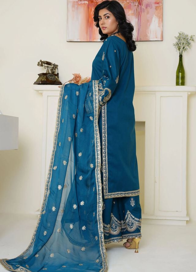 Thread And Weaves Pret Embroidered Lawn 3 Piece Suit RTWL25201S