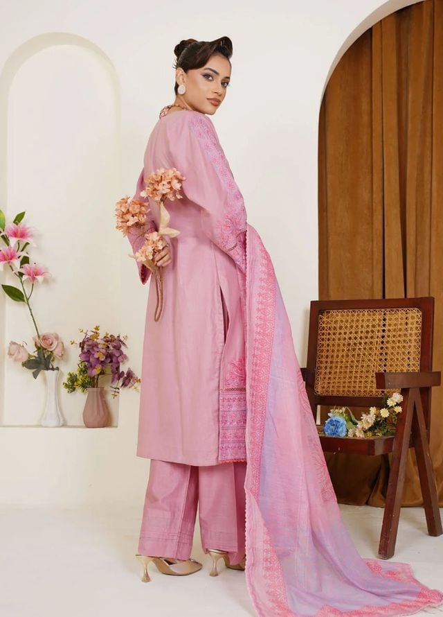 Threads And Weaves Pret Embroidered Lawn 3 Piece Suit RTWL25205